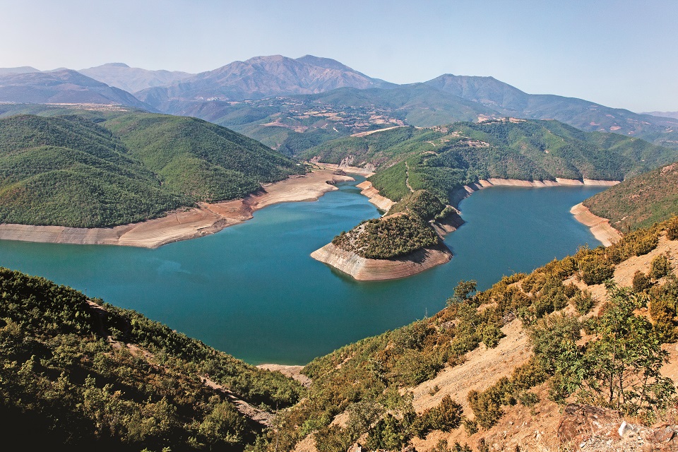 Sztuczne jezioro Fierzës. Utworzono je, by opanować potoki górskie i wytwarzać energię elektryczną